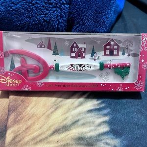 CAST MEMBER Disney Store Collectible Key 2019